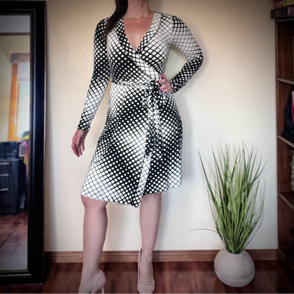 Banana Republic Geometric Black & White Stretchy Wrap Dress